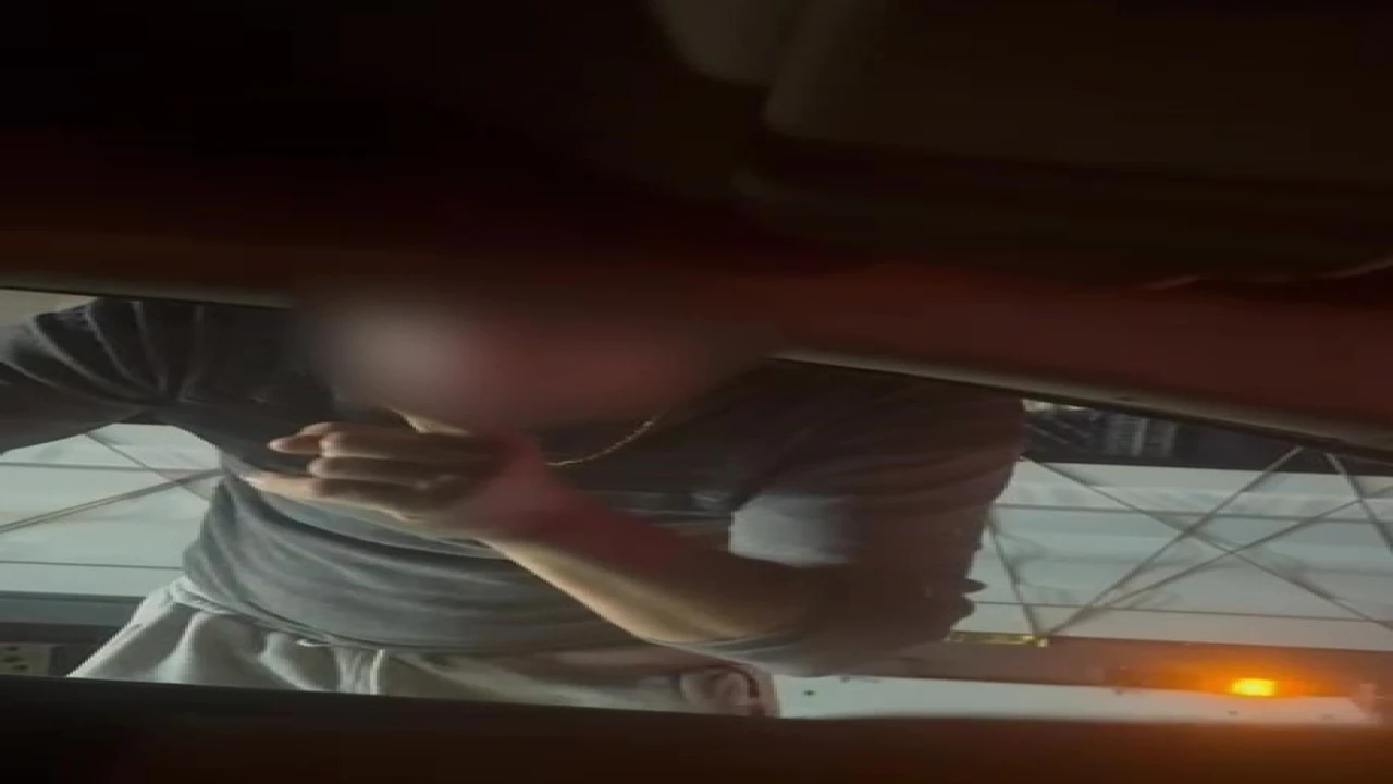 Aracın önünü kesip yumruklayan ve küfür eden trafik magandasına ev hapsi