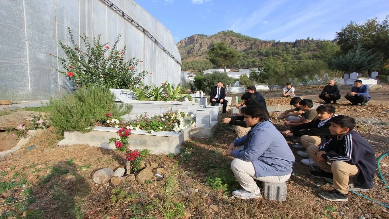 Bozyazıda vefat eden öğretmen kabri başında anıldı