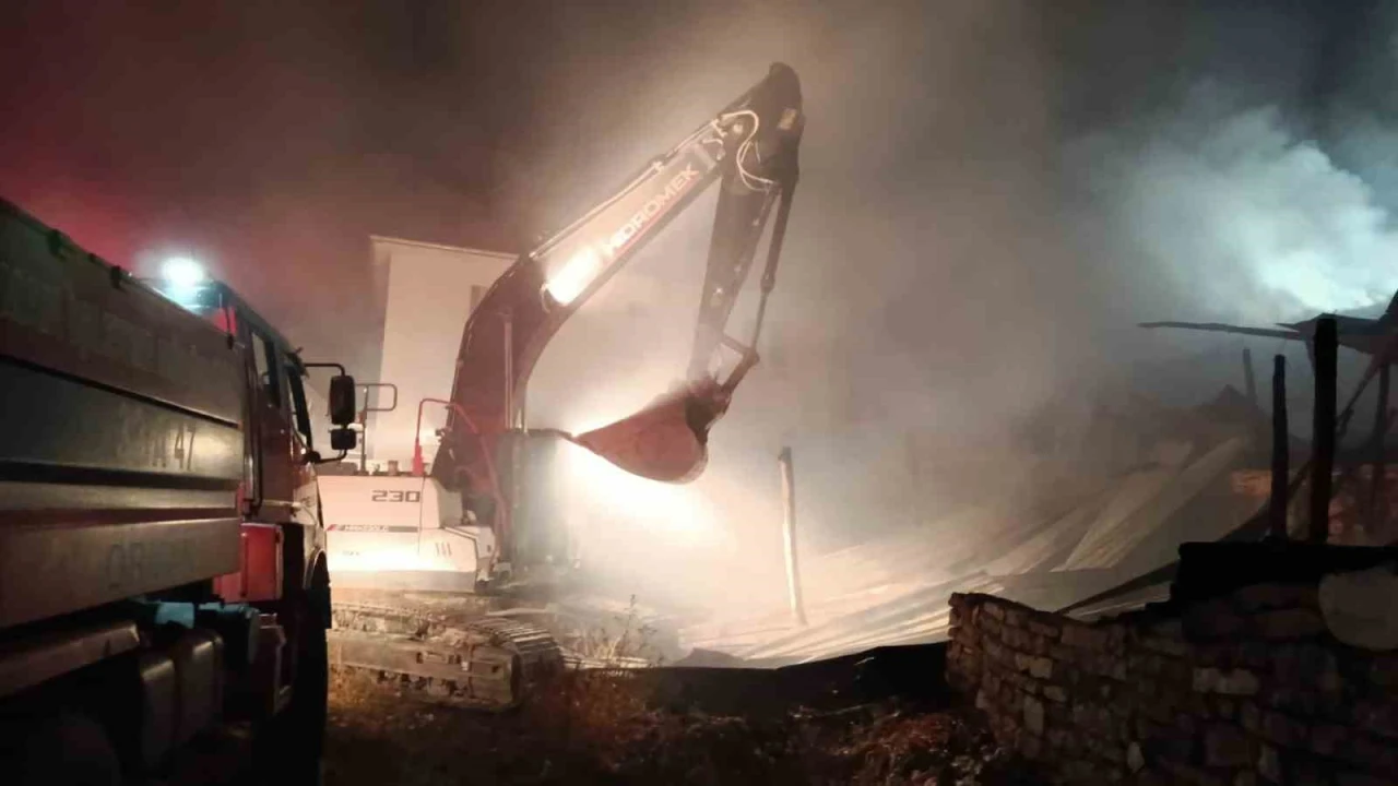 Burdurda alev alev yanan ev kullanılamaz hale geldi