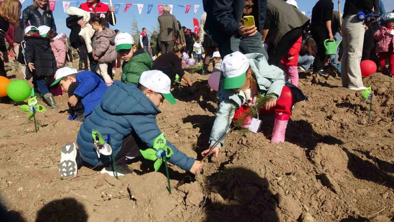Burdurda Geleceğe nefes insanlığa nefes diyerek 13 bin fidan toprakla buluşturuldu