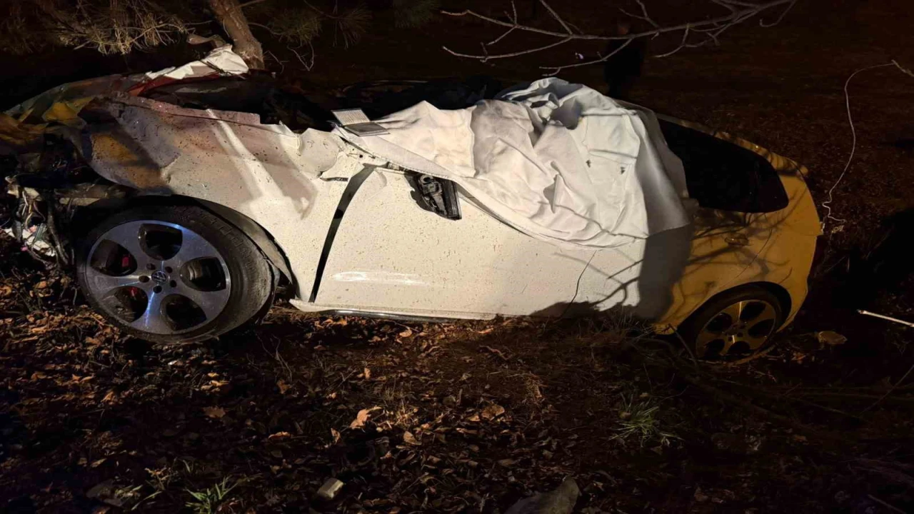 Burdurda kamyonet ile çarpışan otomobil hurdaya döndü: 1 ölü, 1 yaralı