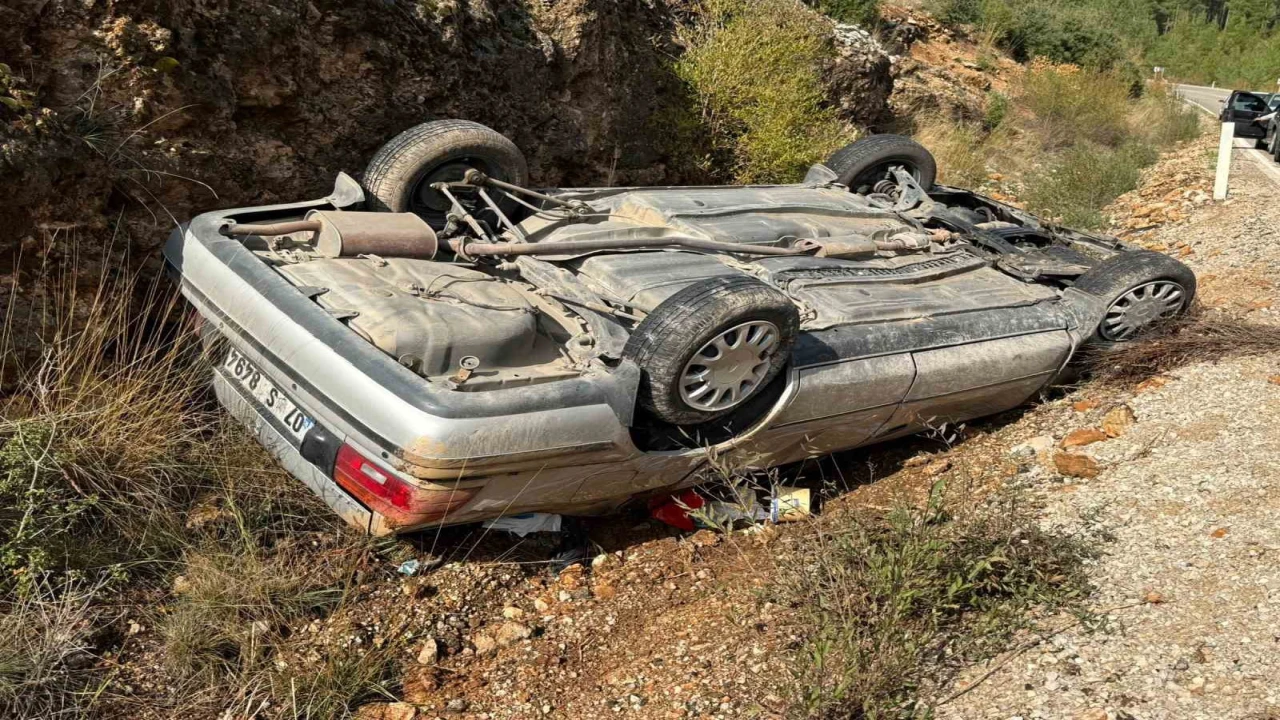 Burdurda şarampole devrilen otomobilin sürücüsü yaralandı
