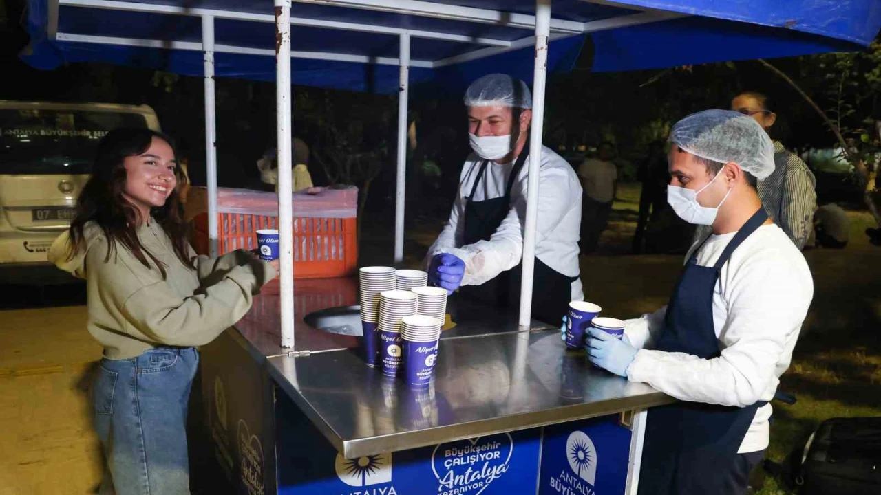 Büyükşehirden soğuk sınav haftasında öğrencilere sıcak çorba ikramı