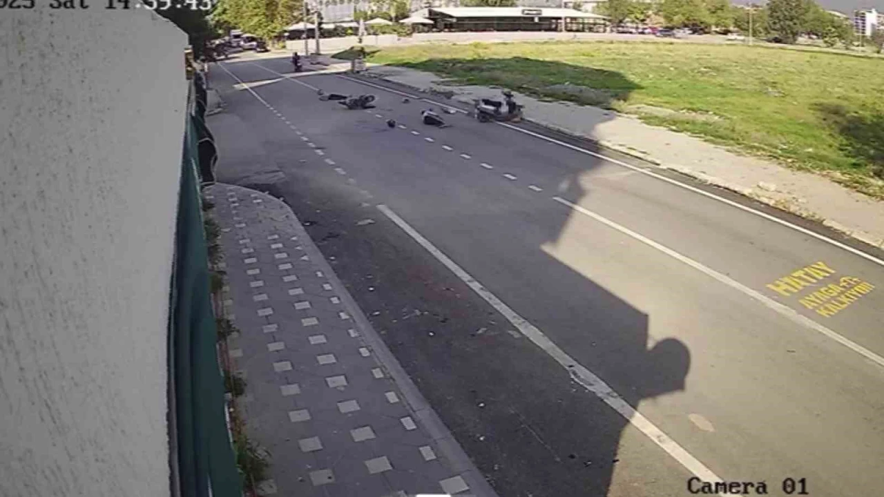 Çarpışan motosikletlerin sürücüleri yere savruldu: O anlar kamerada