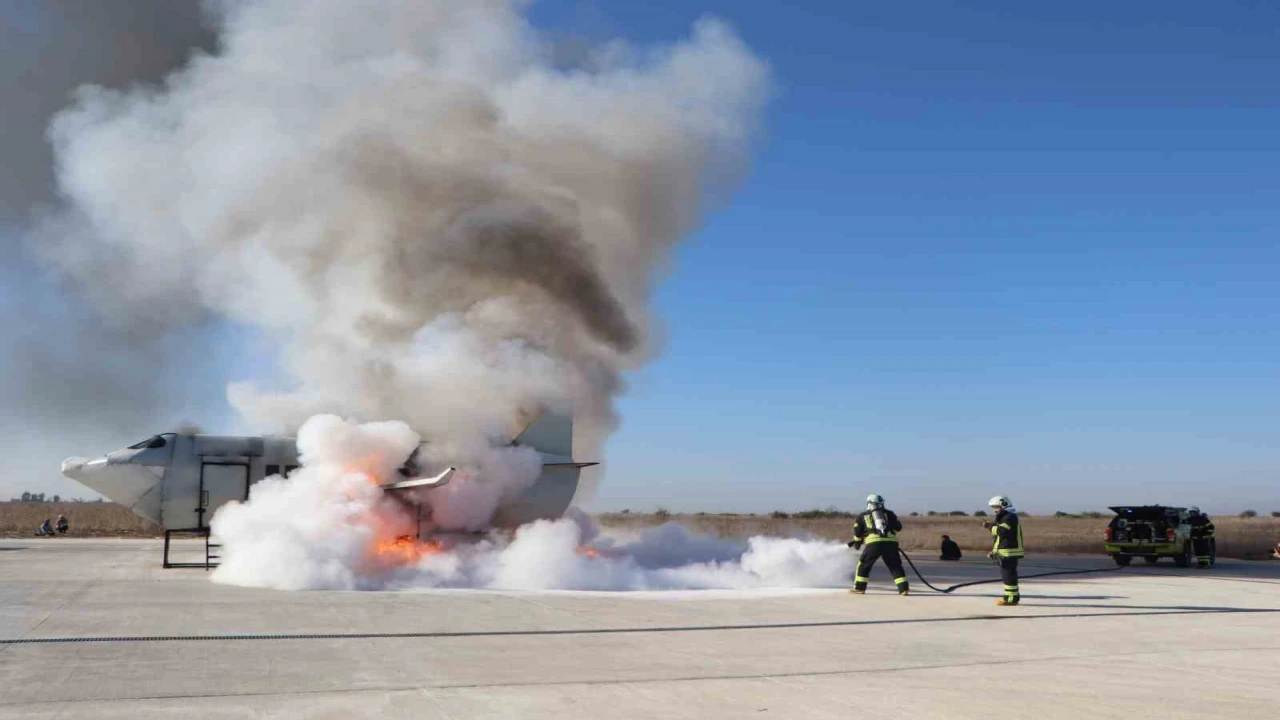 Çukurova Havalimanında uçak kazası tatbikatı gerçeğini aratmadı