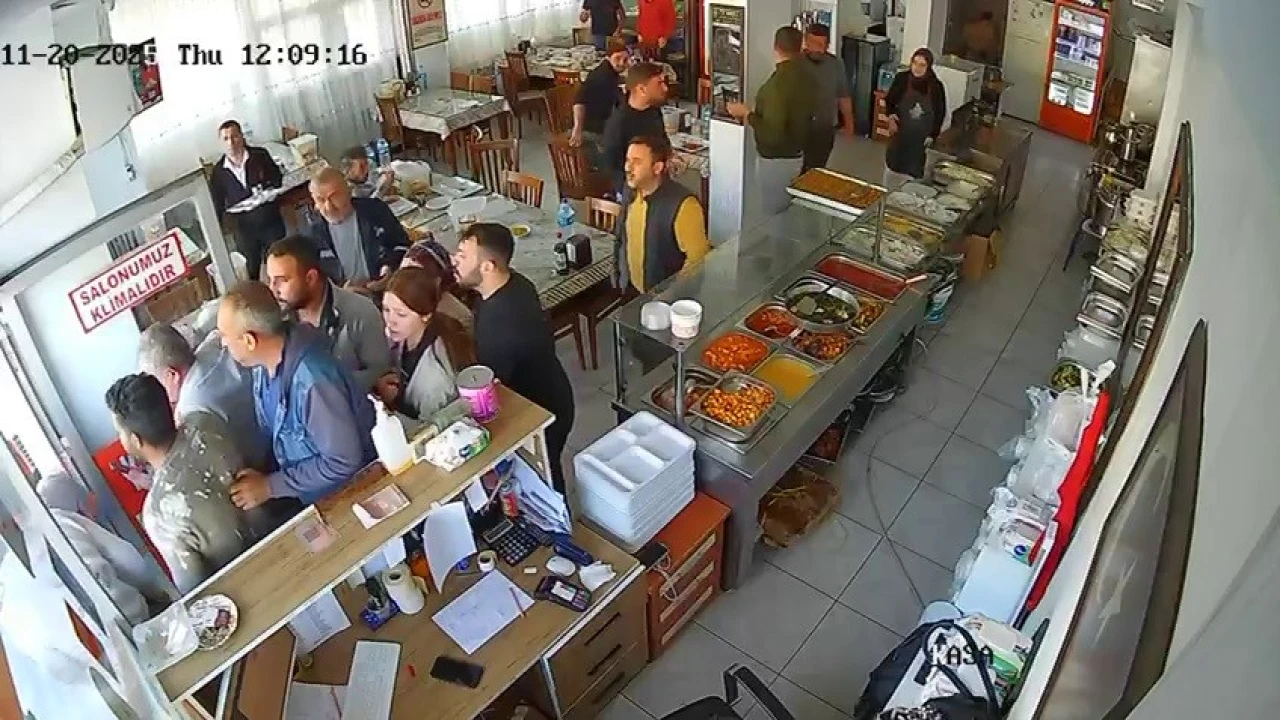 Depreme lokantada yakalanan vatandaşları panikle kaçışları kamerada
