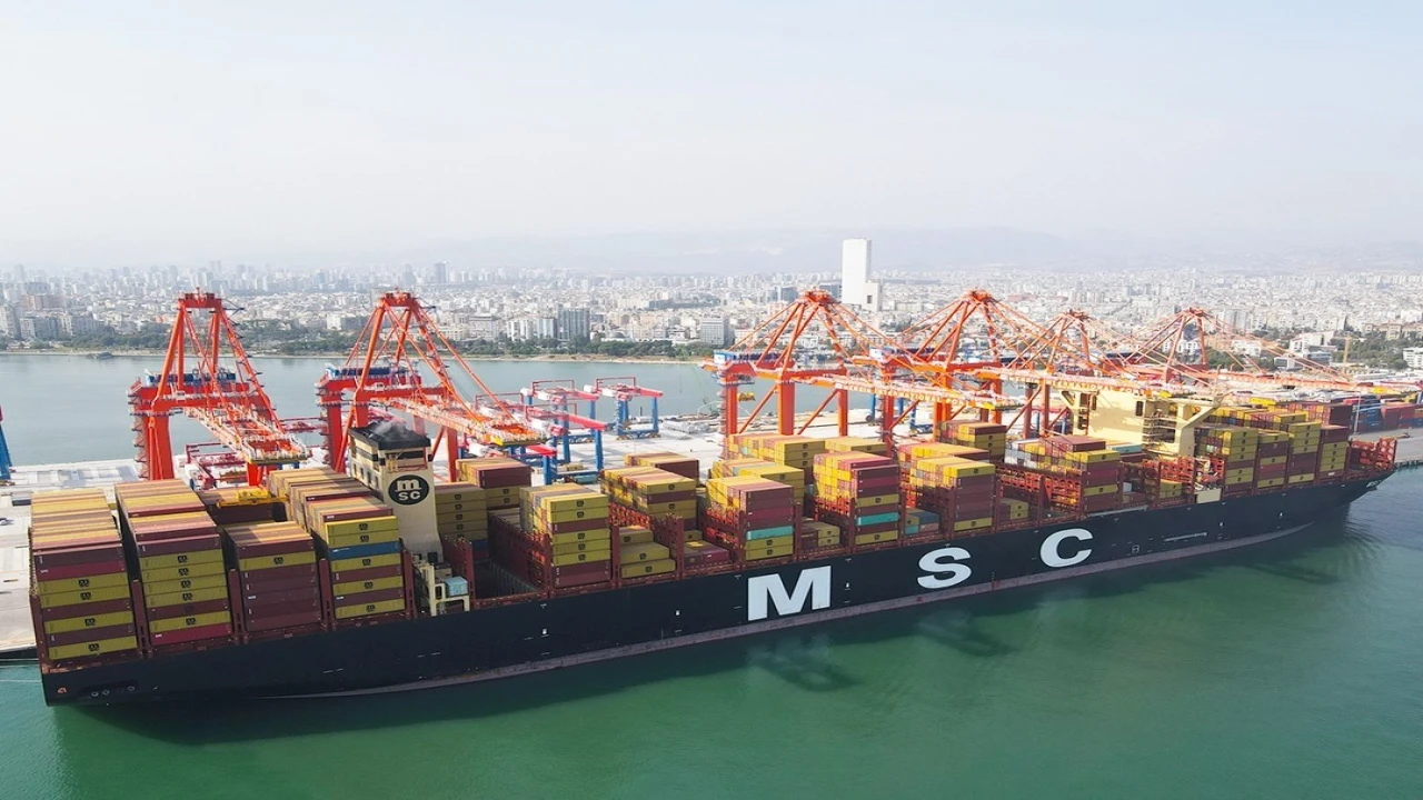 Dünyanın en büyük konteyner gemisi Mersin Limanına geldi