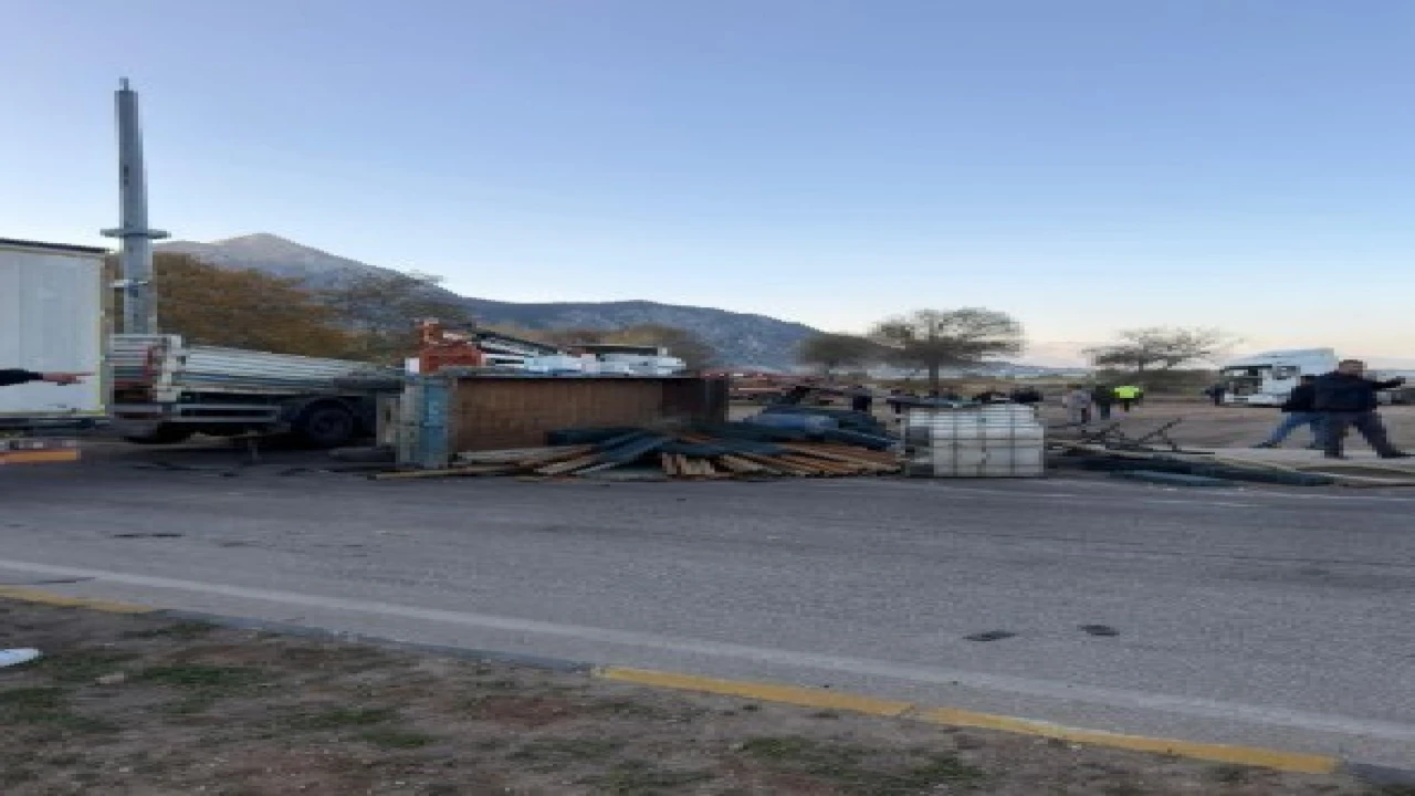 Eğirdirde iki tırın çarpıştığı kazada sürücülerden biri yaralandı