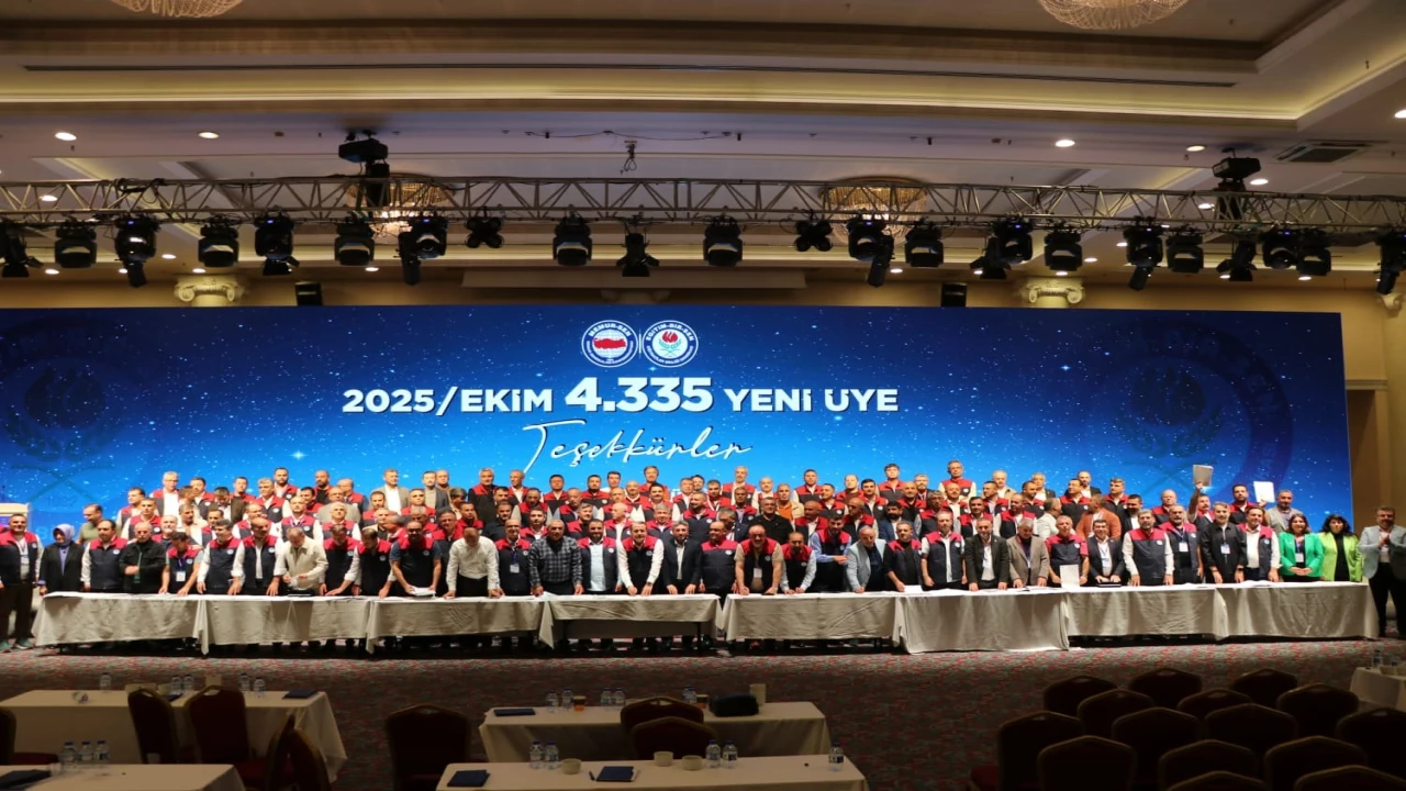 Eğitim-Bir-Sen Adana heyeti Antalyadan ödülle döndü