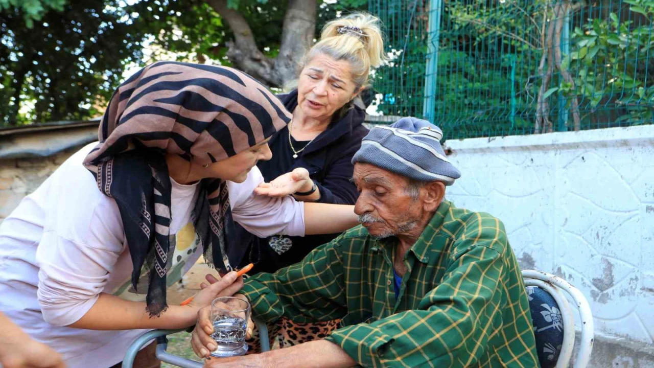 Evde çıkan yangında yaşlı çiftin yardımına komşuları koştu