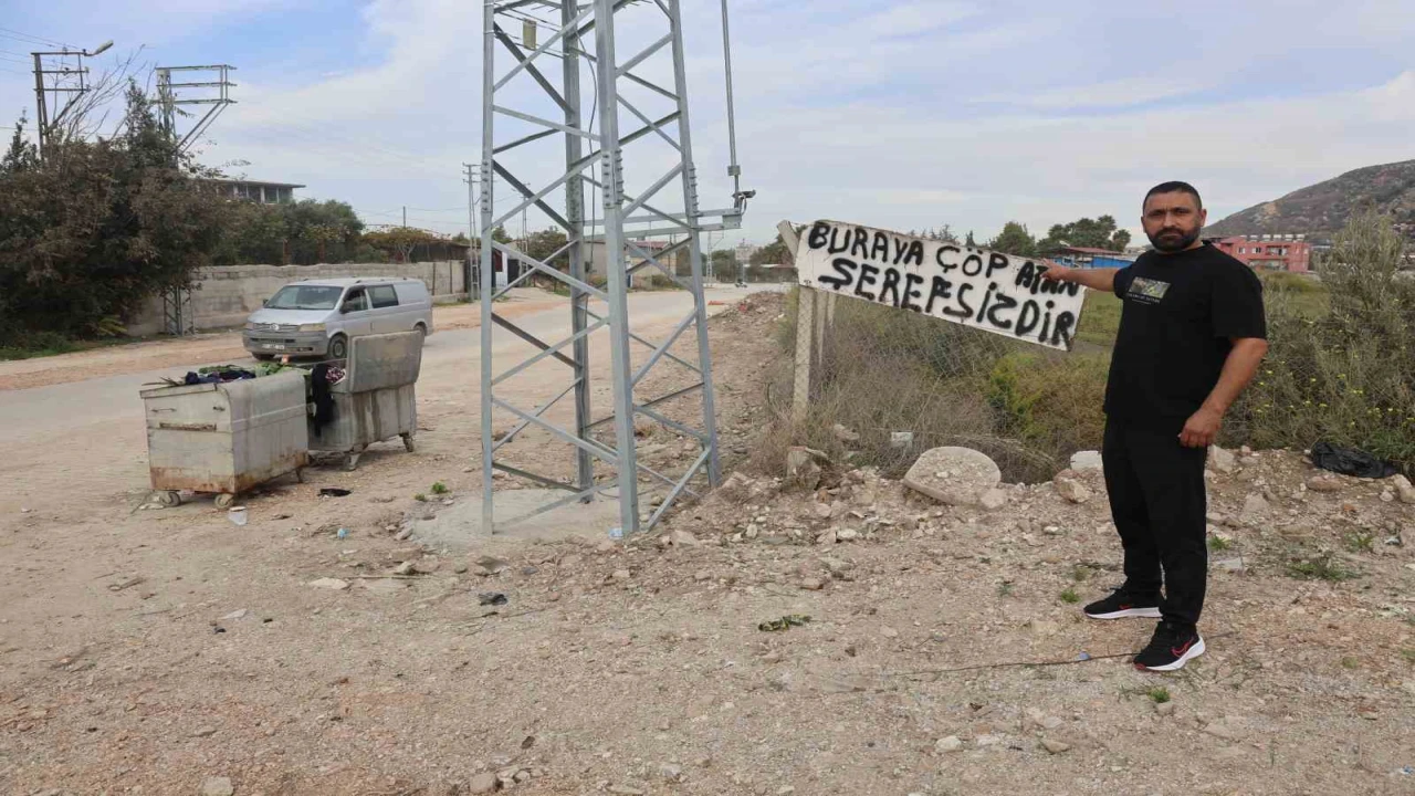Evinin yanındaki araziye çöp atanlardan bıktı, çözümü Buraya çöp atan şerefsizdir yazısıyla buldu