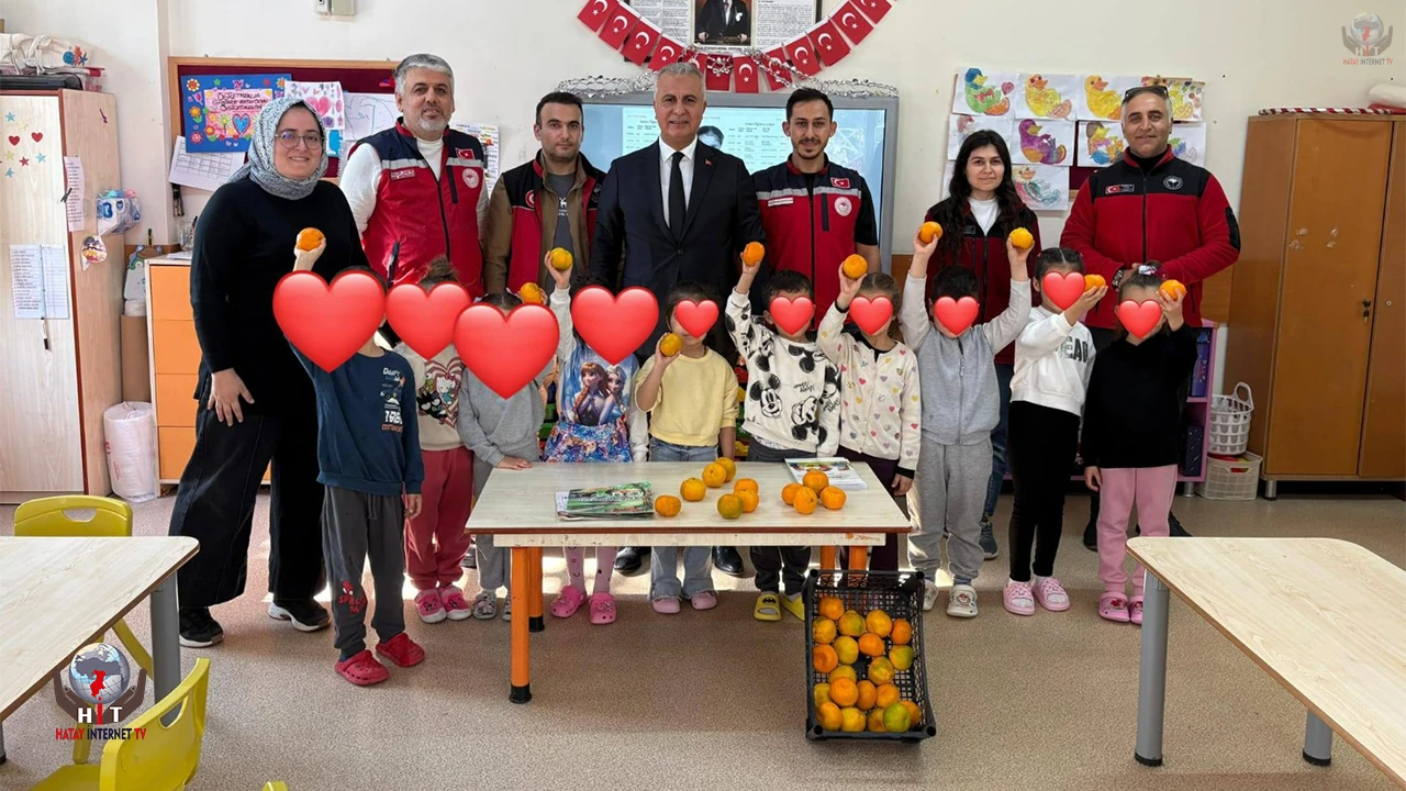 Hatay’da ilkokul öğrencilerine turunçgil dağıtıldı