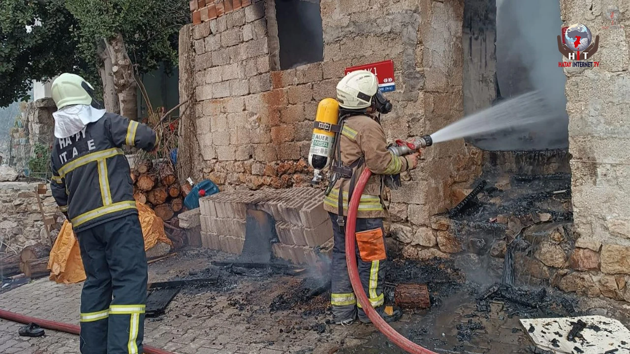 Hatay’da metruk bina küle döndü