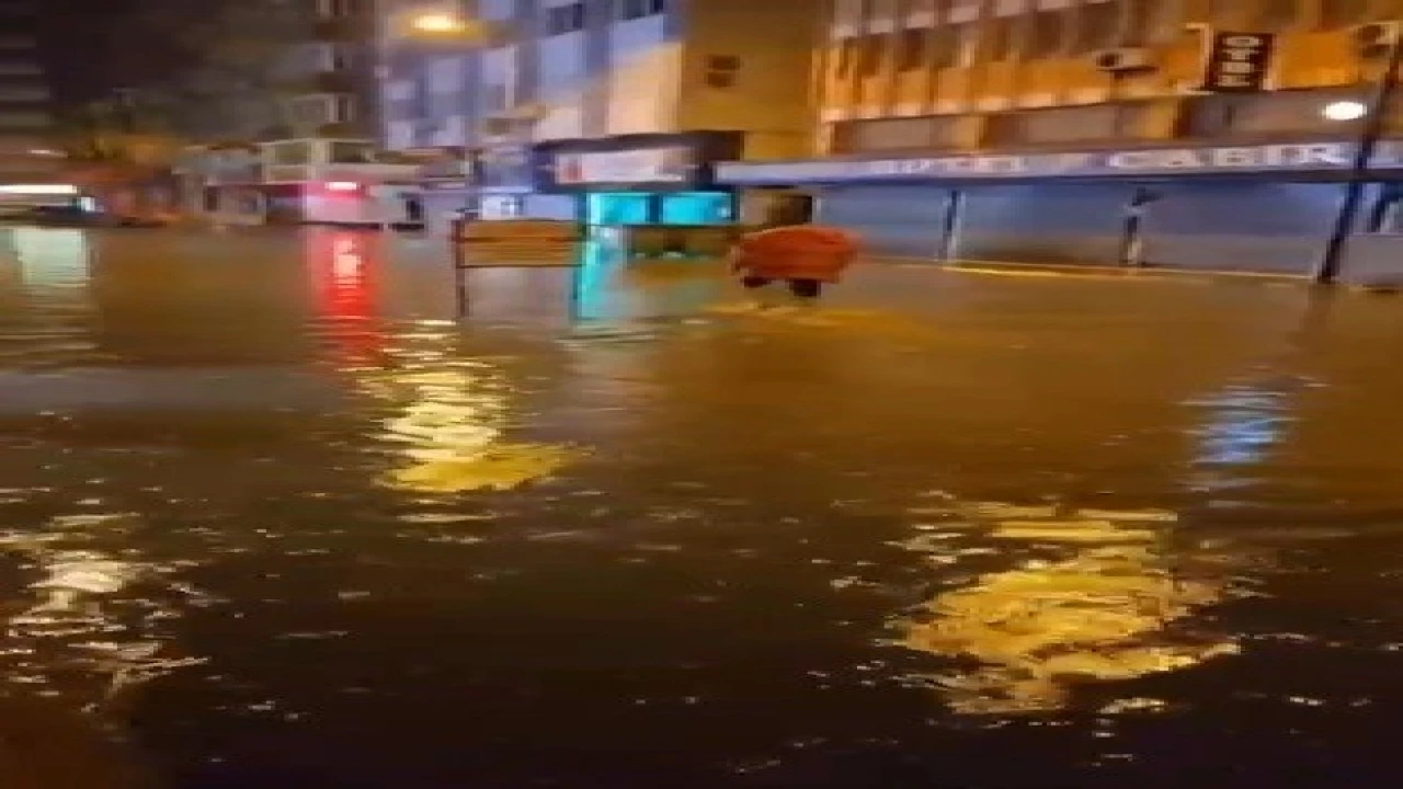 Hatayda sağanak yağış caddeleri göle çevirdi