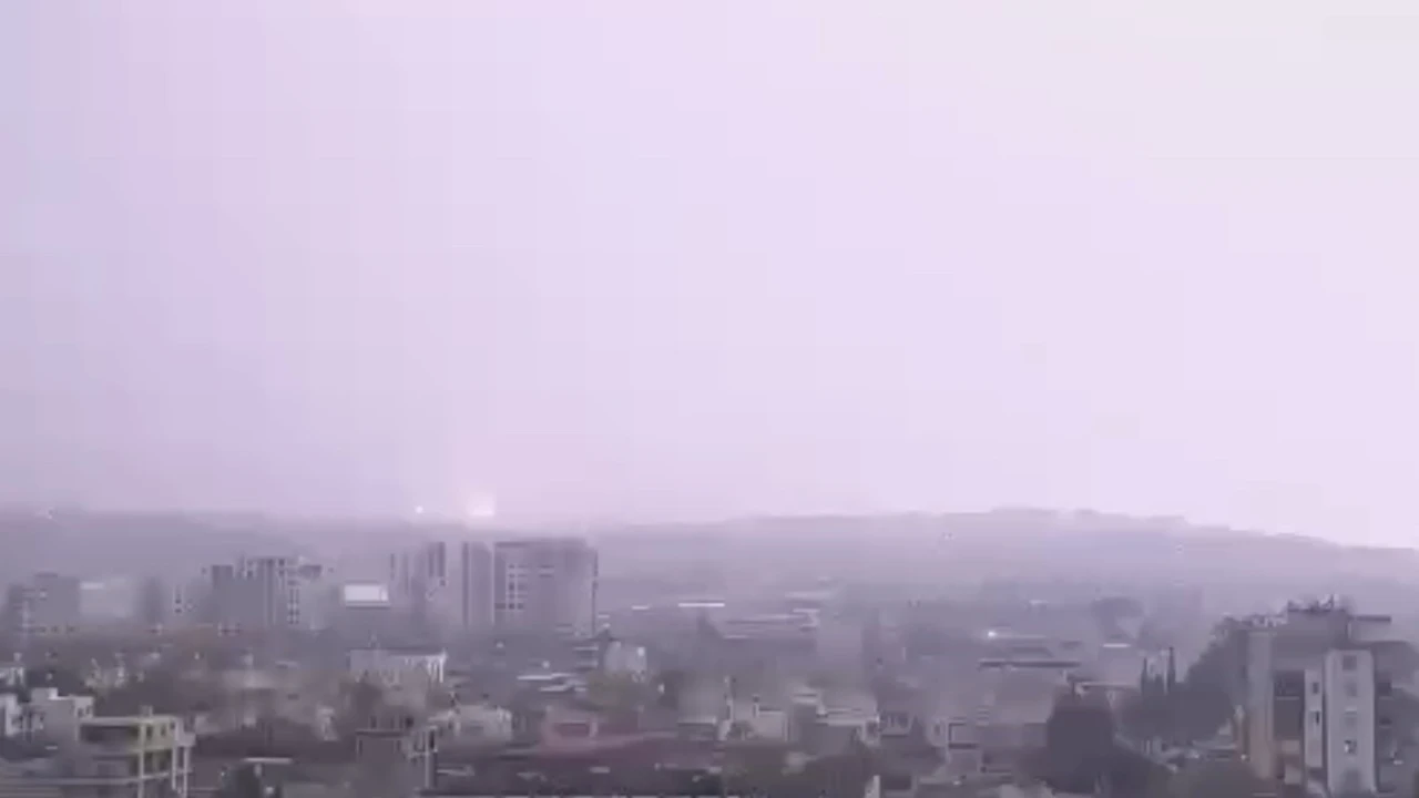 Hatayda yıldırımın düşme anı kameraya yansıdı