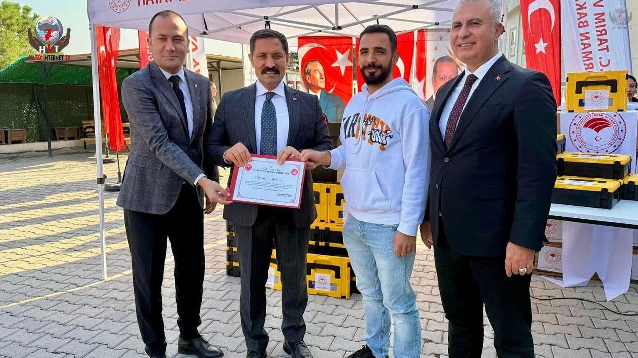 HATAYLI ÇİFTÇİLERE KIRKMA MAKİNELERİ DAĞITILDI