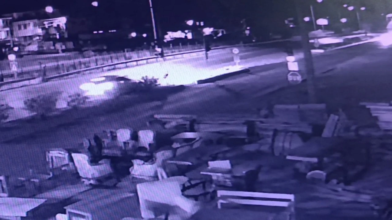 Havalanan otomobil hafif ticari araca çarptı