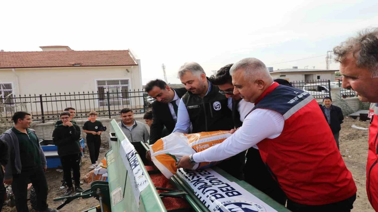 HBBden tarım lisesine buğday ve gübre desteği