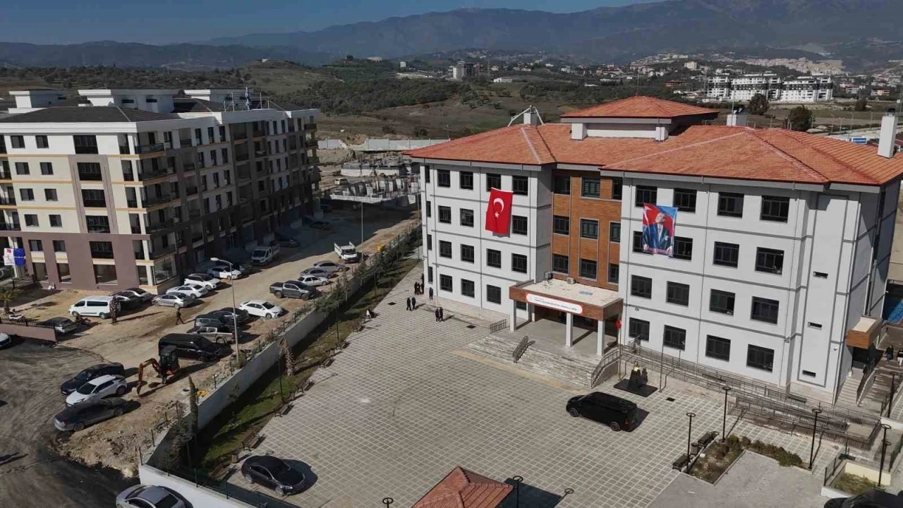 İş Bankasından depremin yaralarının sarıldığı Hataya eğitim desteği