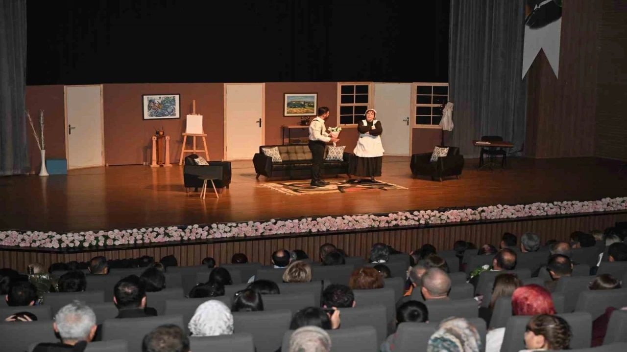 Isparta Belediyesi Şehir Tiyatroları Eyvah Yine Karıştı adlı komedi oyunu ile perdelerini açtı