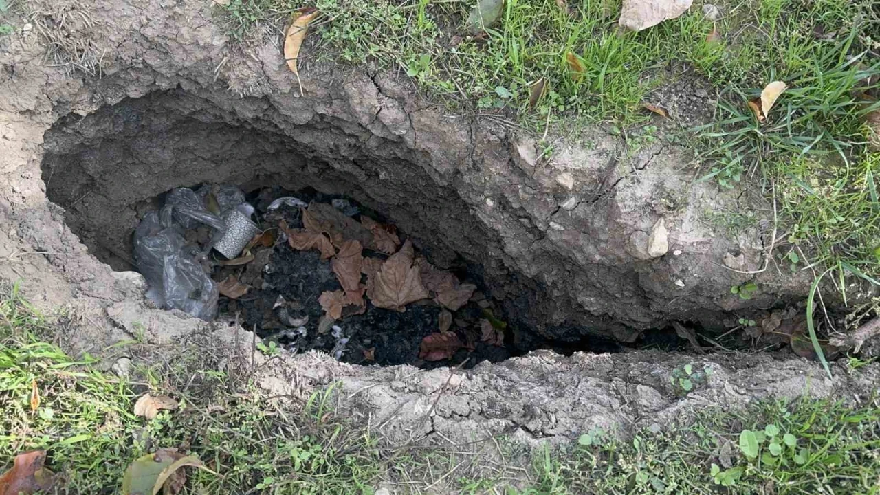 Ispartada elma bahçelerinde yaklaşık 1 metrelik obruklar oluştu, bazı evlerin duvarları çatladı