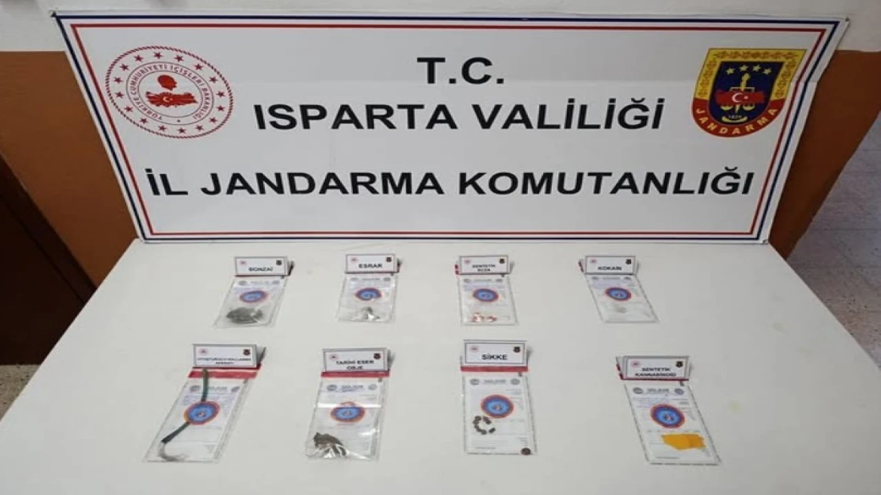Ispartada jandarmadan uyuşturucu ve tarihi eser operasyonu: 9 kişi yakalandı