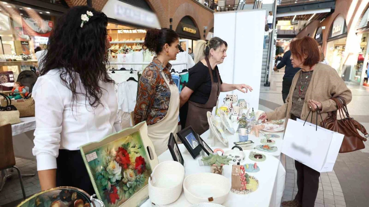 Kadın kursiyerler el emeği ürünlerini öğretmenler için sergiledi