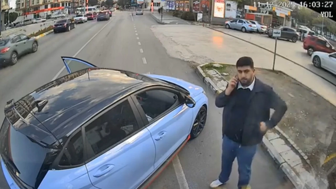Kadın şoförün kullandığı otobüsün önünü kesen genç, maganda ilan edilmesine tepki gösterdi