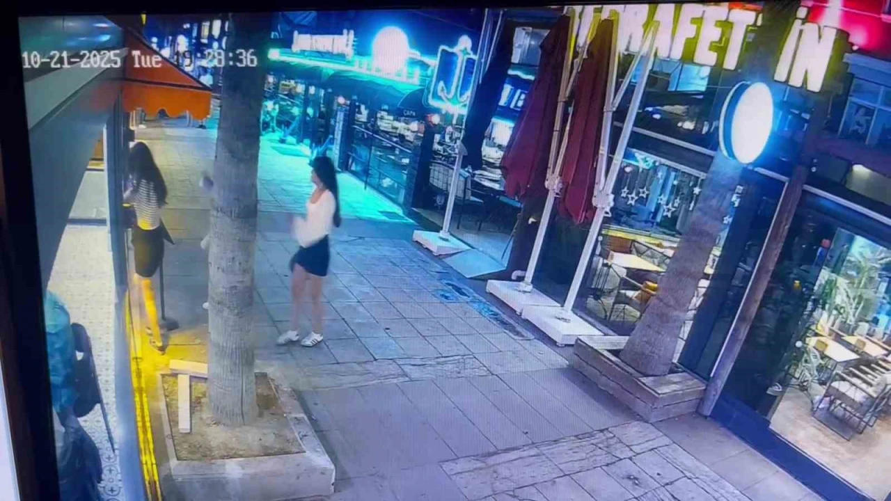 Kafeye gelenler cam kapıyı fark etmeyerek çarptı, çalışanlar Biz de ne yapacağımızı şaşırdık dedi