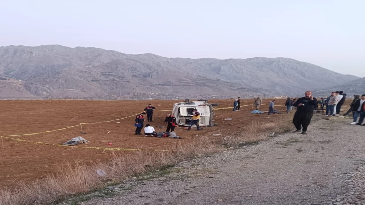 Kahramanmaraşta işçileri taşıyan minibüs takla attı: 2 ölü, 7 yaralı