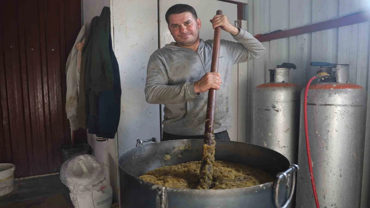 Kara kazanda pişen zeytinyağlı defne sabunu Türkiyenin dört bir yanından rağbet görüyor