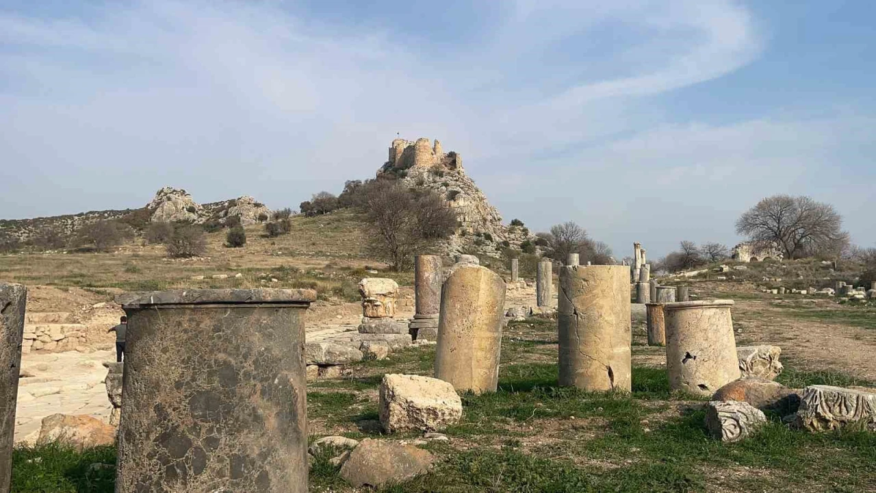 Kastabala Tiyatrosundaki kazılarda yeni masklar ortaya çıkarıldı