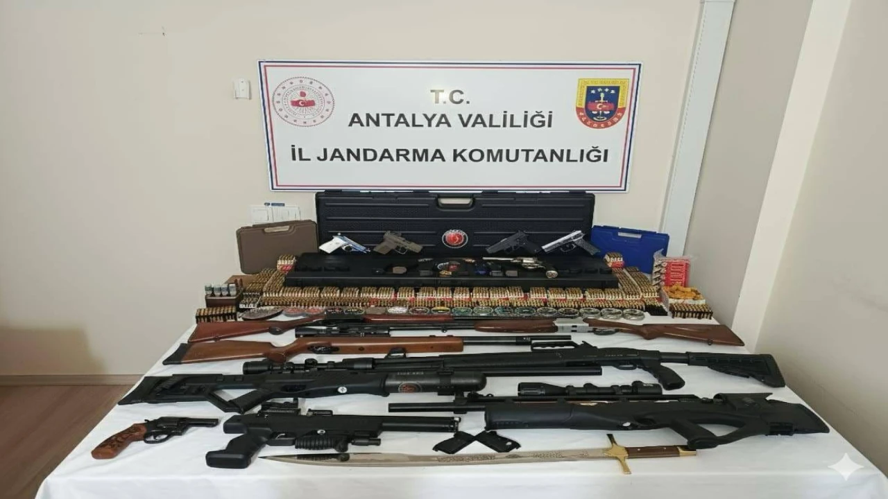 Kemerde jandarmanın operasyon düzenlediği evden çok sayıda silah çıktı
