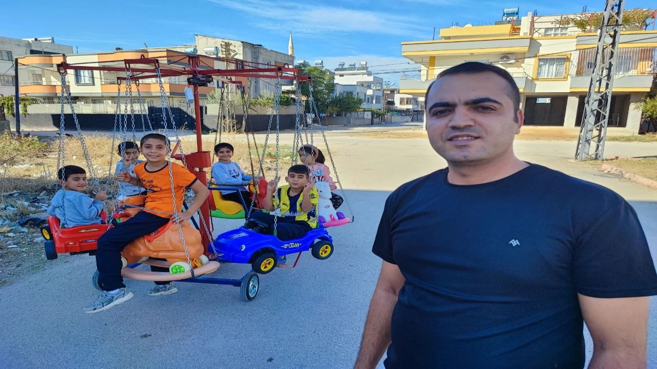 Kendi çocukken hiç binmedi: Mahalle mahalle gezerek çocukları dönme dolabına bindiriyor