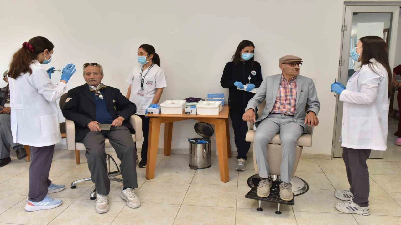 Kepez Belediyesinden huzurevi sakinlerine ağız ve diş sağlığı taraması