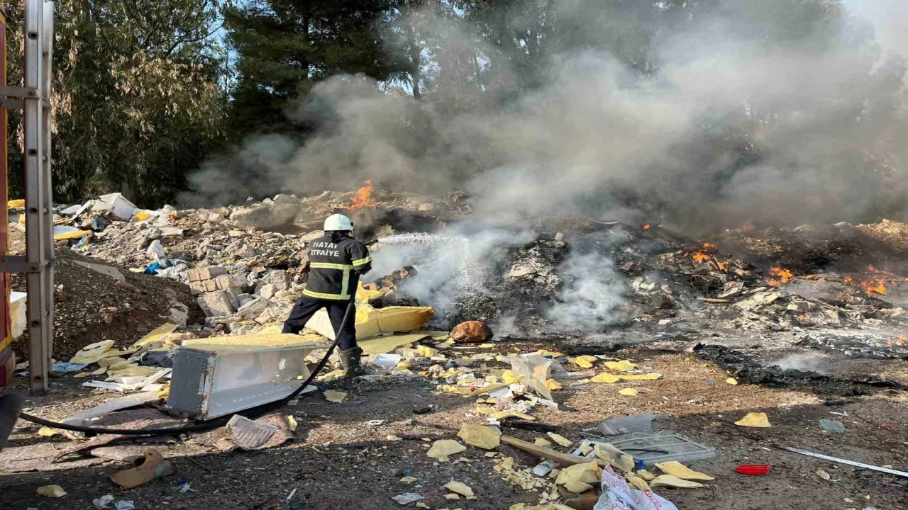 Kırıkhanda hurdalık alanda çıkan yangını itfaiye ekipleri söndürdü