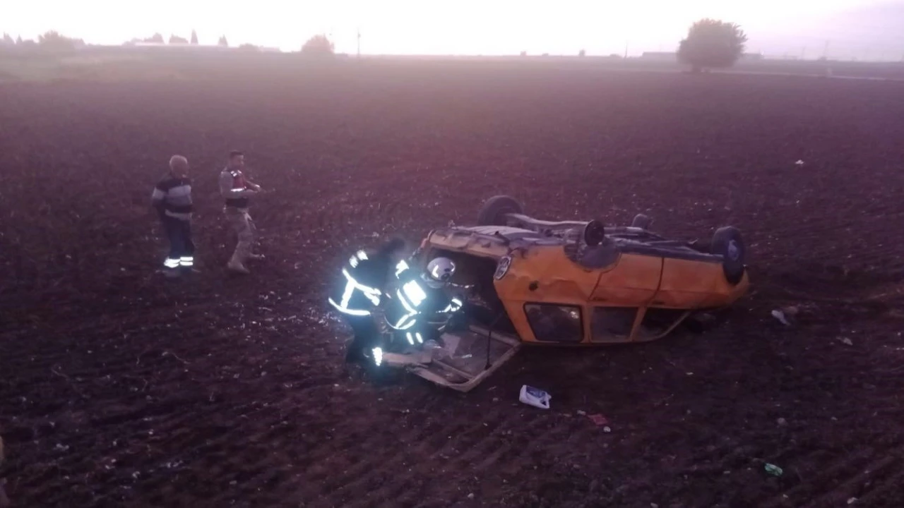 Kırıkhanda otomobil tarlaya uçtu