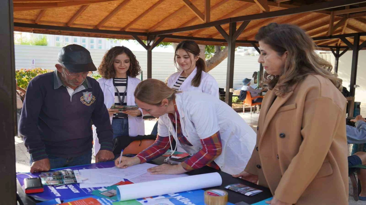 Konyaaltında vatandaşlara diyabet ve kanser bilgilendirmesi