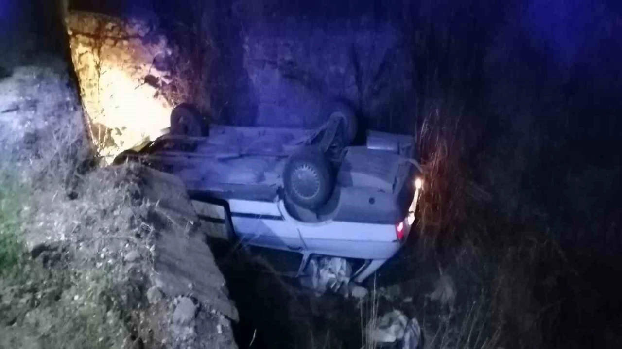 Köpeğe çarpmamak için direksiyonunu kırdığı otomobil kanala düştü: 1 yaralı