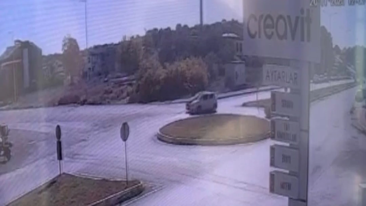 Manavgatta iki otomobilin kavşakta çarpışması kameraya yansıdı