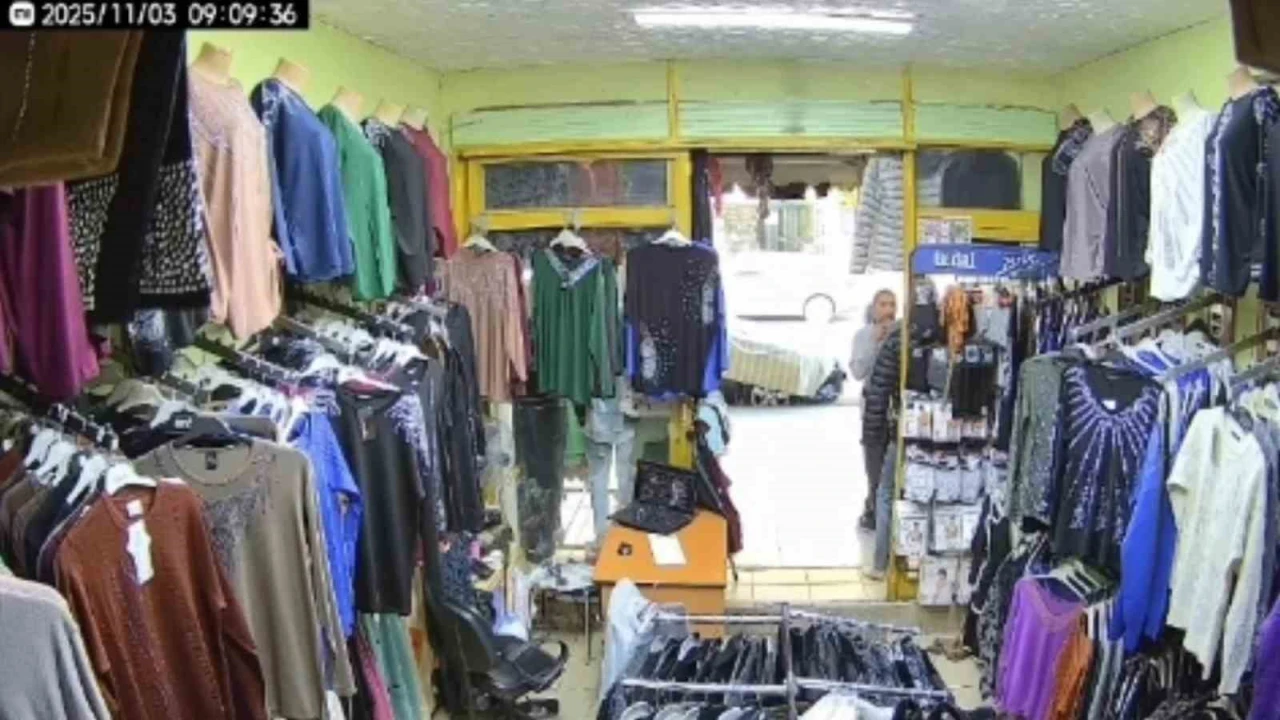 Mankenin üstündeki 1000 TL’lik montu kendi malıymış gibi giydi gitti