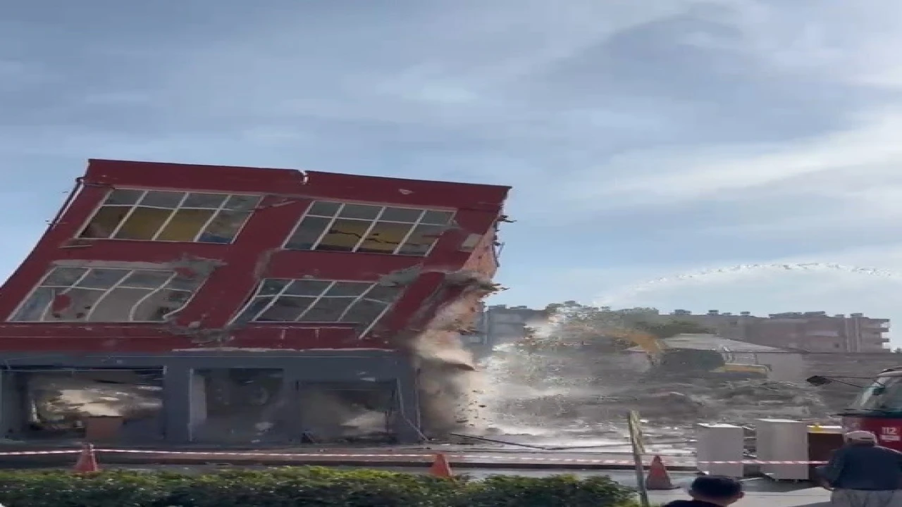 Mersinde 2 katlı bina titreşimle yıkıldı