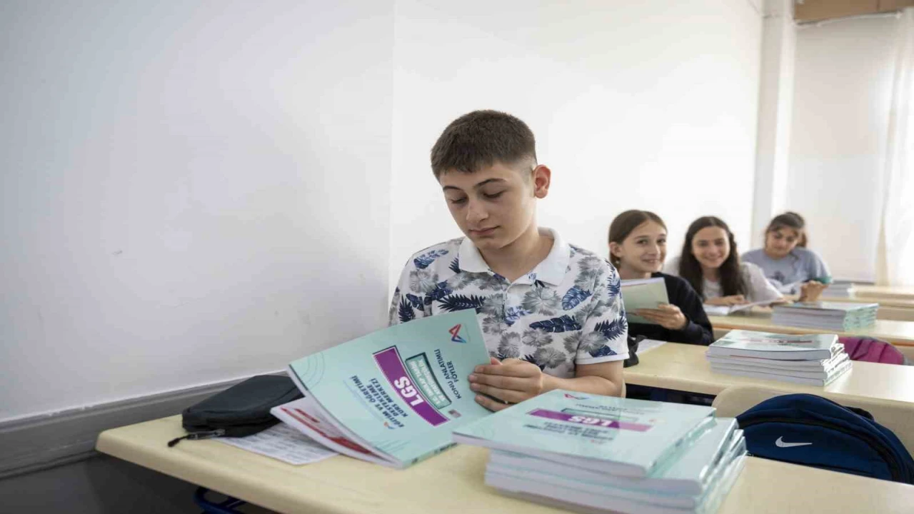 Mersinde 5 bin öğrenciye ücretsiz kaynak kitap dağıtıldı