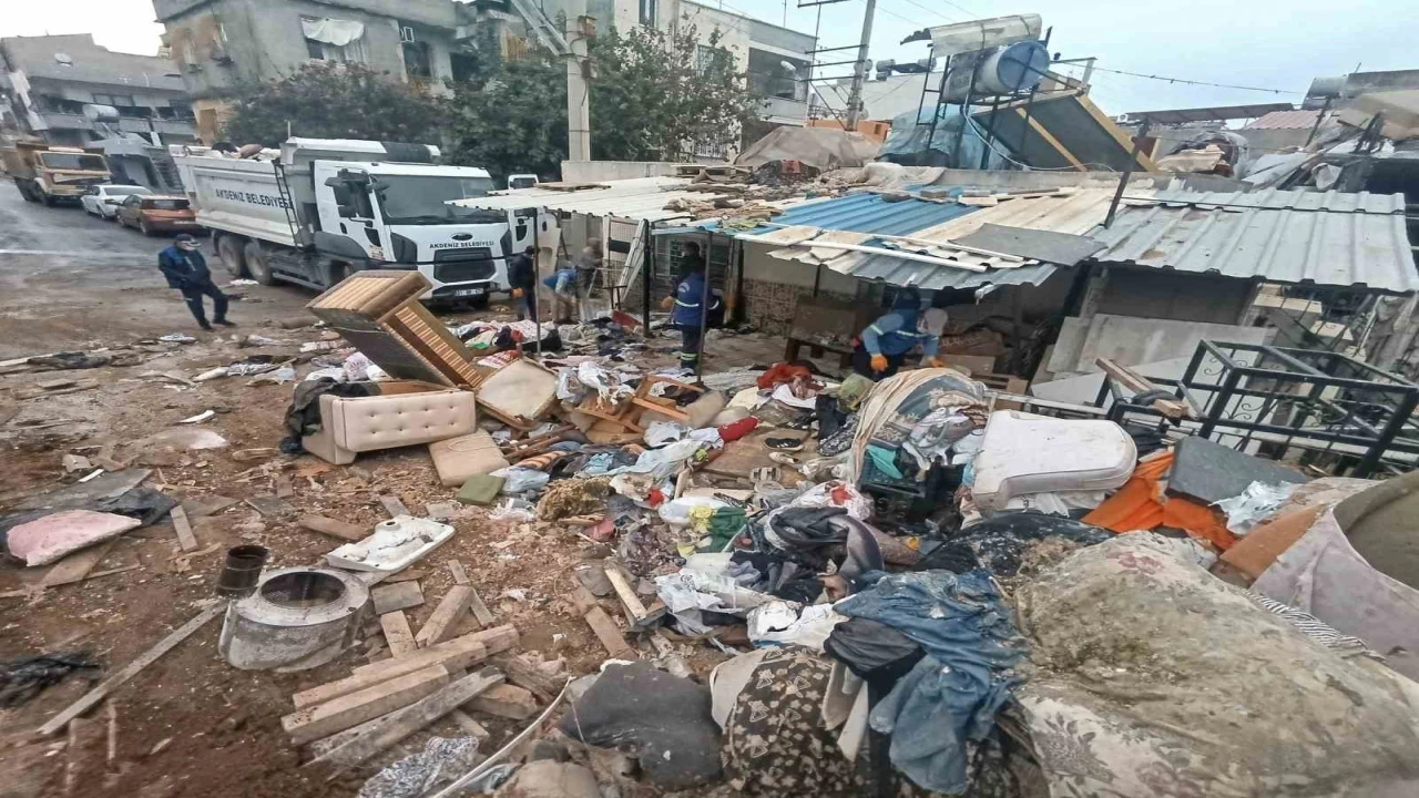 Mersinde bir evden 10 kamyon çöp çıkarıldı