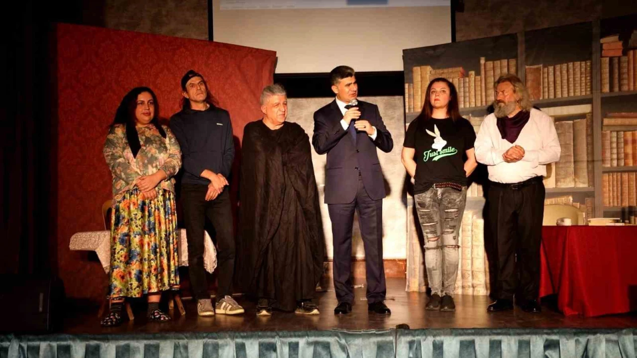 Mersinde gençler madde bağımlılığına karşı tiyatro ile bilinçleniyor