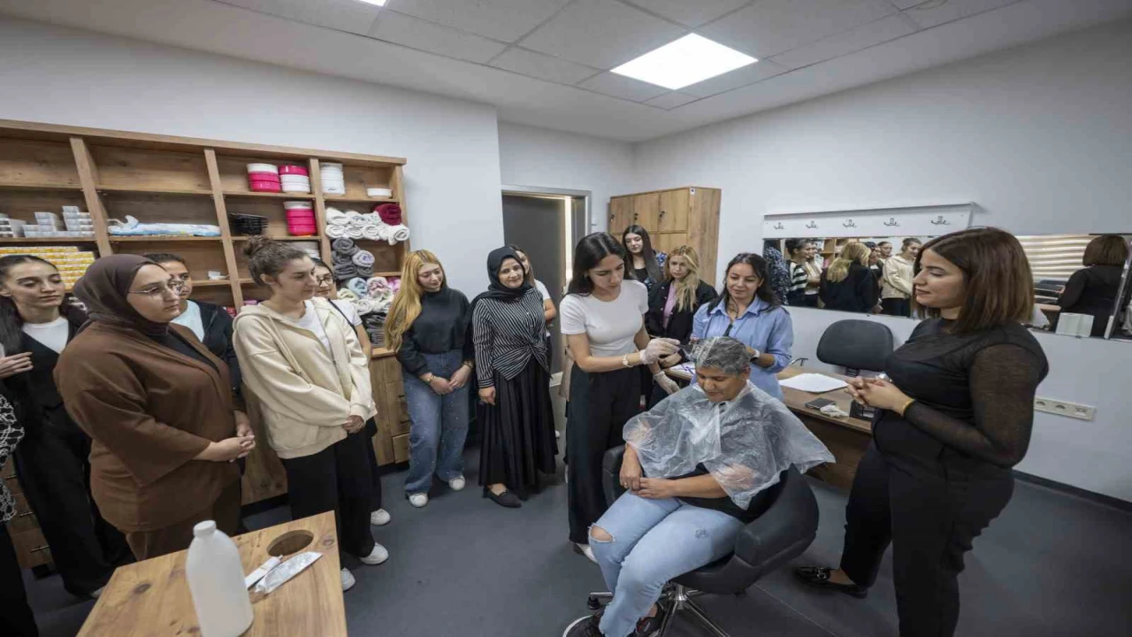 Mersinde MERCEKin saç renklendirme kursu yoğun ilgi görüyor