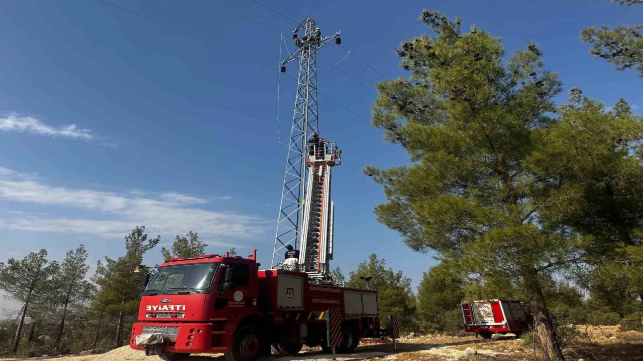 Mersinde yüksek gerilim direğinde mahsur kalan işçi kurtarıldı