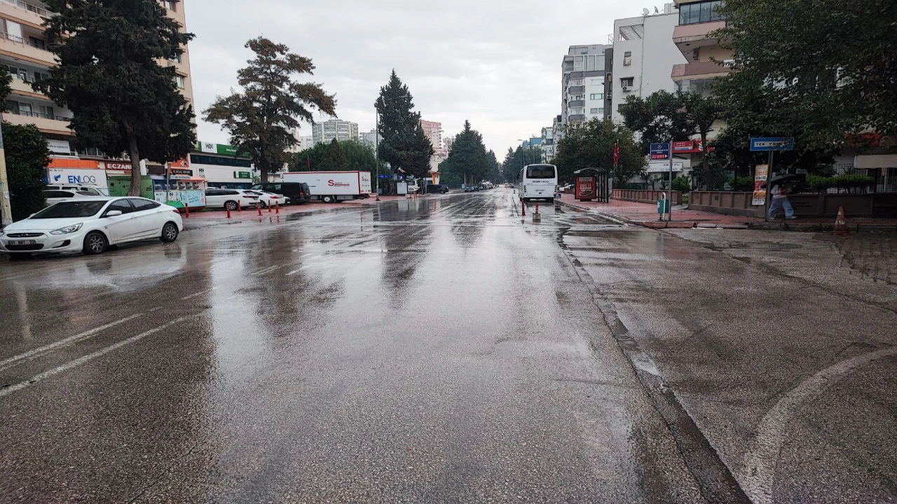 Meteorolojinin kuvvetli yağış uyarısı yaptığı Adanada yağmur başladı