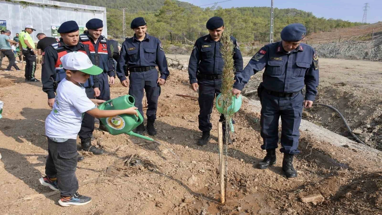 Milli Ağaçlandırma Gününde Bozyazıda fidanlar toprakla buluştu