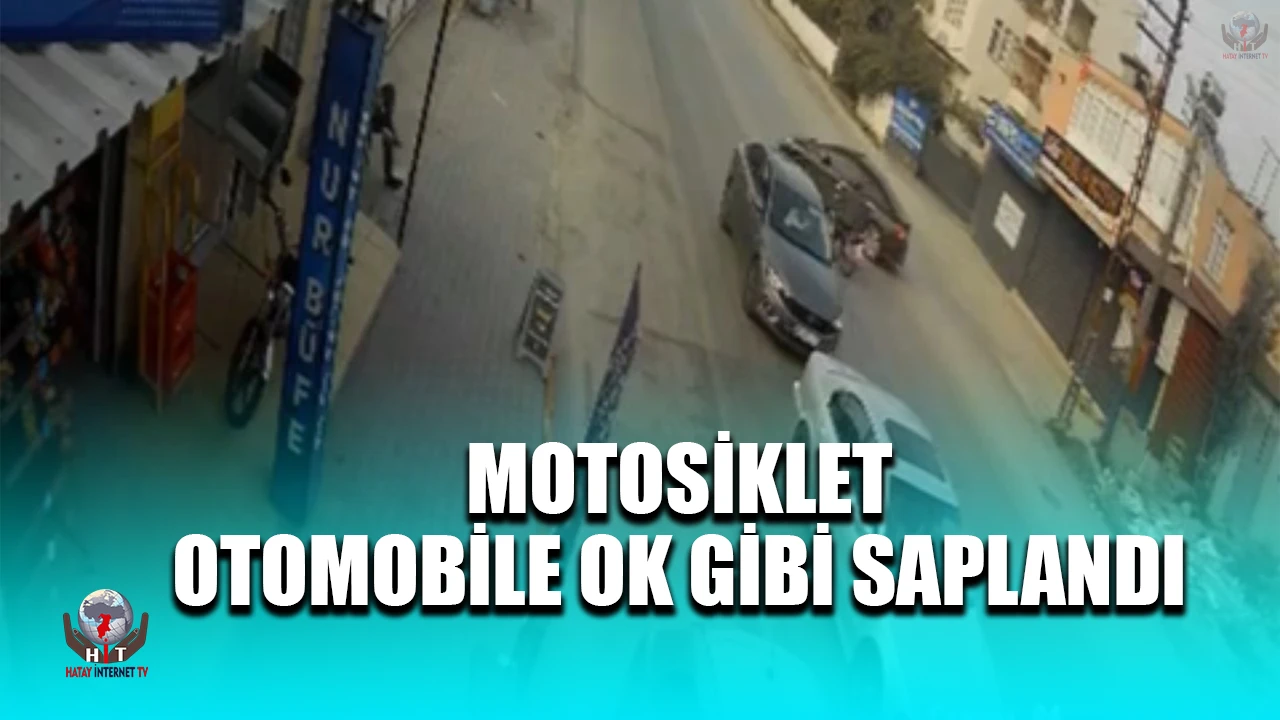 Motosikletin, dönüş yapmak isteyen otomobile ok gibi saplandığı anlar kameraya yansıdı